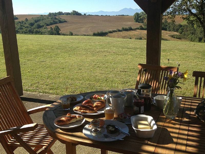 une photo de maison de campagne