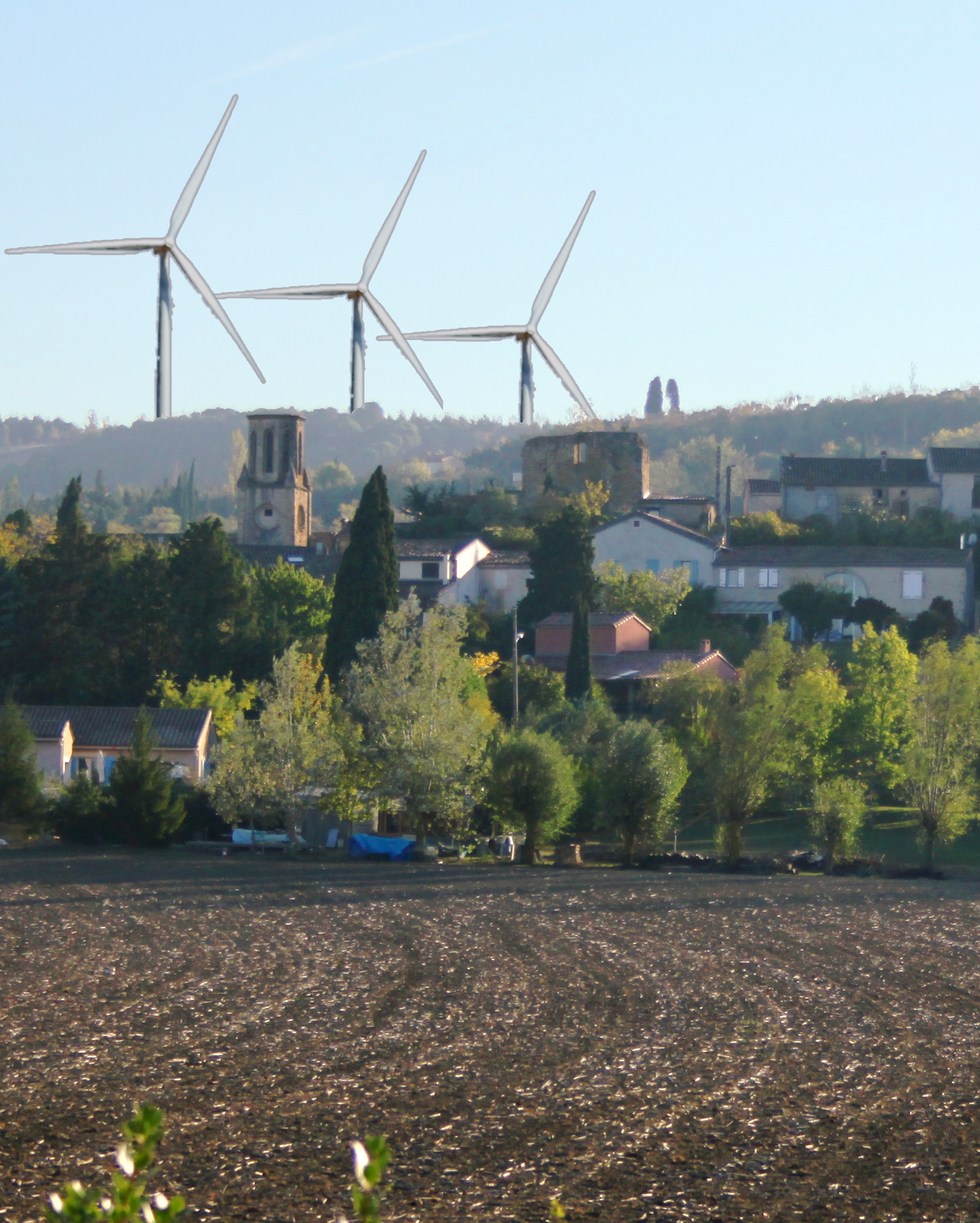 Photo-montage, réalisé à l'échelle, des éoliennes du Mas-Saintes-Puelles (et son église classée aux monuments historiques) vues depuis l'autoroute A61