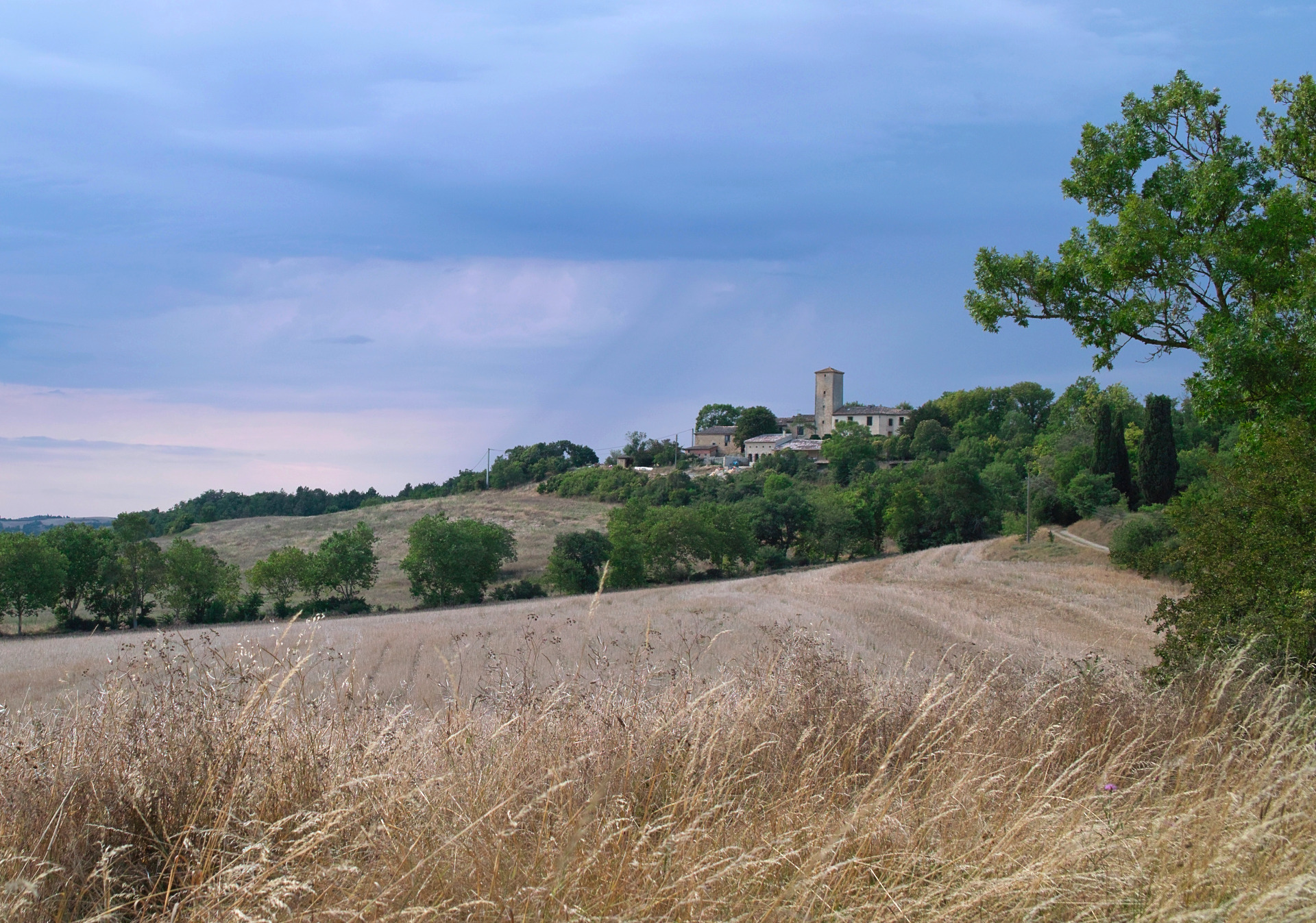 en s'éloignant du domaine de "la Tour"