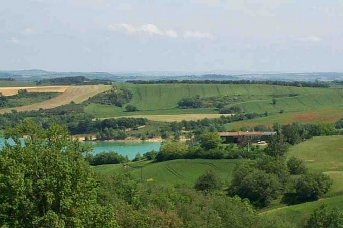 la Ganguise, et les champs verdoyants ; au loin, le Lauragais