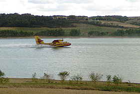 un Canadair sur la branche sud de la Ganguise