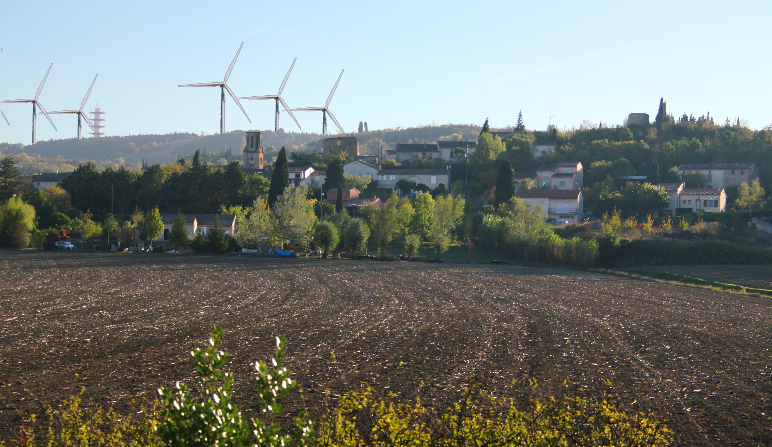 le Mas-Saintes-Puelles (et son église classée aux monuments historiques), vu depuis l'A61